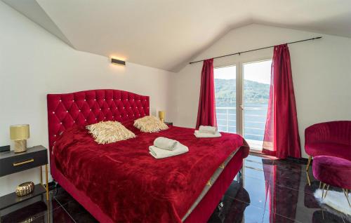 een rood bed in een kamer met een raam bij Stunning Home In Vela Luka With Kitchen in Vela Luka