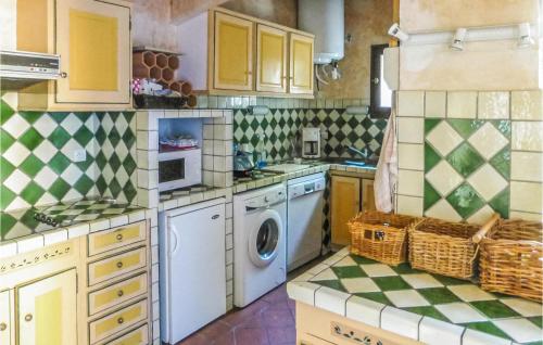 une cuisine avec un lave-linge et un lave-linge dans l'établissement 6 Bedroom Stunning Home In Aups, à Aups