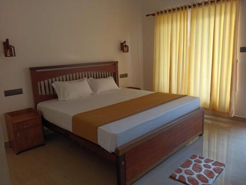 ein Schlafzimmer mit einem großen Bett und einem Fenster in der Unterkunft SAGAR BEACH VILLAS in Cherai Beach