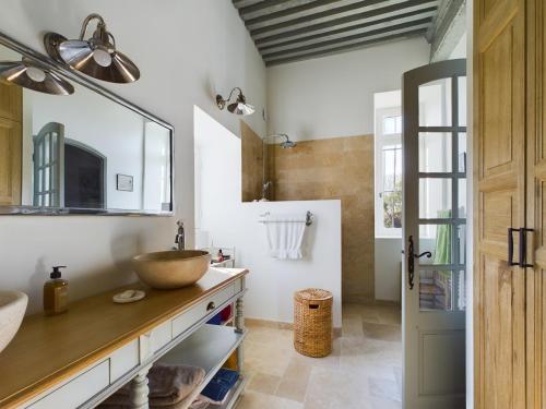 une salle de bain avec un lavabo et un miroir dans l'établissement Mas rénové à Mouriès avec piscine, 6 chambres, terrasses et pool houses, en pleine nature provençale. - FR-1-599-90, à Mouriès