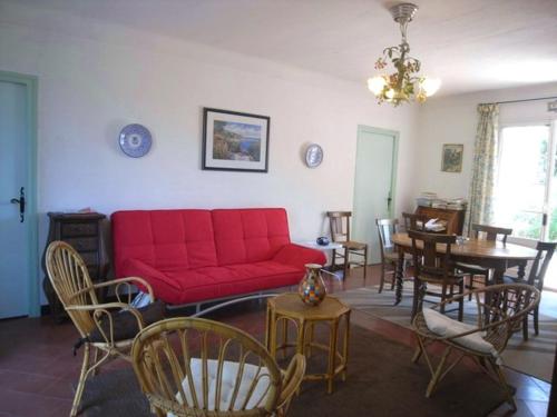 - un salon avec un canapé rouge et une table dans l'établissement Villa Argelès-sur-Mer, 5 pièces, 6 personnes - FR-1-776-71, à Argelès-sur-Mer