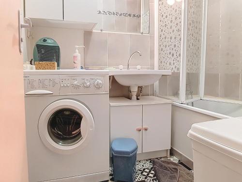 une salle de bain avec une machine à laver et un lavabo dans l'établissement Duplex 8 pers proche mer avec balcon, parking et équipements complets - FR-1-746-17, à Courseulles-sur-Mer