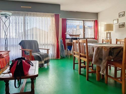 une pièce avec une table et des chaises et une salle à manger dans l'établissement Duplex 8 pers proche mer avec balcon, parking et équipements complets - FR-1-746-17, à Courseulles-sur-Mer