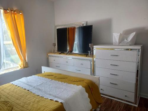 1 dormitorio con 1 cama, vestidor y ventana en NGU-GI Homess, en Lebanon