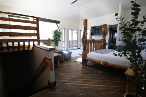 - une chambre avec un lit et un canapé dans l'établissement Mount Jumbo Lookout, à Missoula