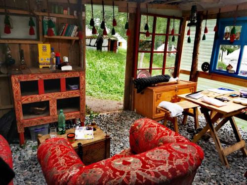 Un lugar para sentarse en Yurt camp Besh-Karagai