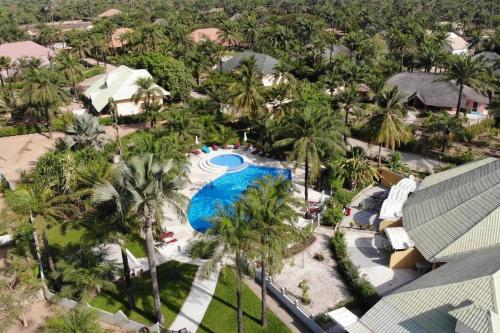 una vista aérea de una piscina en un complejo en Beach residence vila with pool en Kabrousse