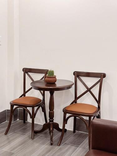 a table and two chairs with a plant on it at HANDstay Nghinh Phong in Liên Trì (4)