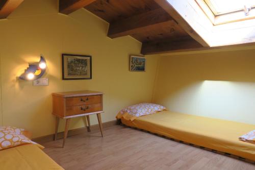 Giường trong phòng chung tại Can Salgueda