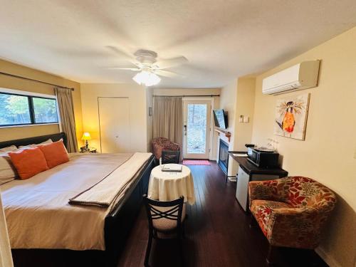 Katil atau katil-katil dalam bilik di The Inn at Shasta Lake