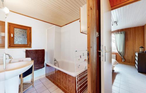 y baño con lavabo y bañera. en Nice Home In La Bazouge-de-chemer With Kitchen, en La Cropte