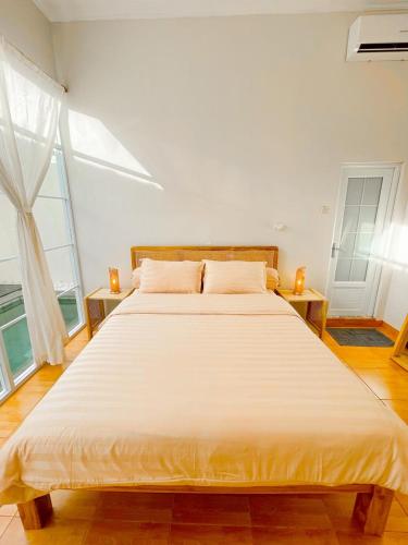 Una cama o camas en una habitación de OsCo Paviliun