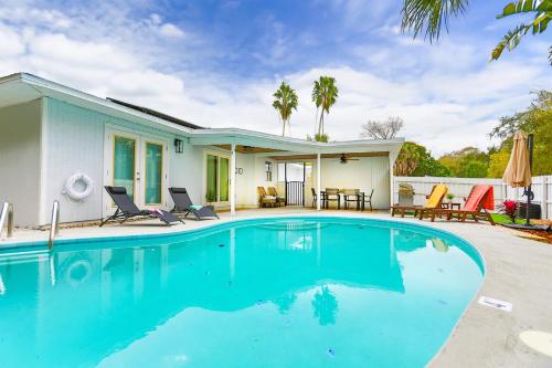 ein Pool vor einem Haus in der Unterkunft Paradiso Largo - Heated Pool, Mini Golf, Solar Powered Home in Largo