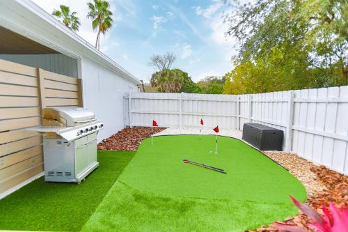 un campo de minigolf en el patio trasero de una casa en Paradiso Largo - Heated Pool, Mini Golf, Solar Powered Home, en Largo