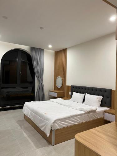 1 dormitorio con cama grande y ventana grande en Mộc Phương hotel&massage en Kon Tum Kơ Nâm