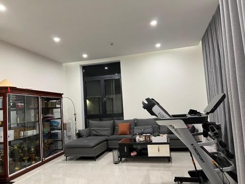 ein Wohnzimmer mit einem Sofa und einem Fitnessraum in der Unterkunft Mộc Phương hotel&massage in Kon Tum Kơ Nâm