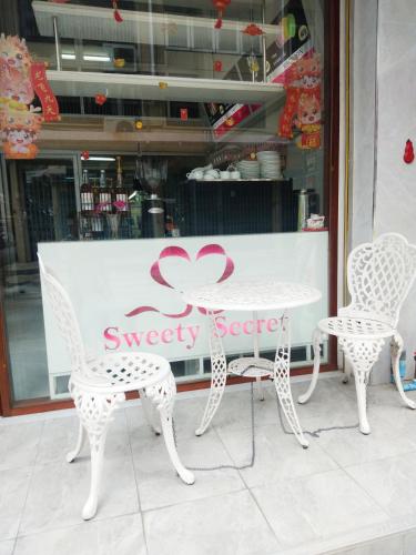 เลานจ์หรือบาร์ของ Sweety Secret Guesthouse