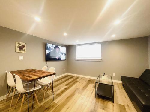 uma sala de estar com uma mesa e uma televisão na parede em Green Lake 1st Line Home D Full Modern Remodeled em Seattle