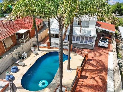 an overhead view of a swimming pool with palm trees at Evies White House Oasis I Pool & Close to Airport in Melbourne