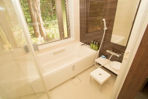 Ένα μπάνιο στο ハワイアンな空間が心身ともに癒してくれる　恩納村真栄田~K’s Casa~