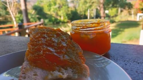 einen Teller mit einem Stück Brot und einem Glas Soße in der Unterkunft BOLAVEN GARDEN Bungalow and tent - Tad Lo in Ban Kiangtat