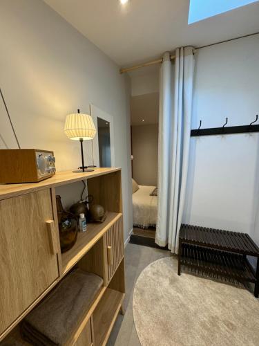 une chambre avec un lit et une lampe dans l'établissement maison belle rade : l'amarre, à Dunkerque