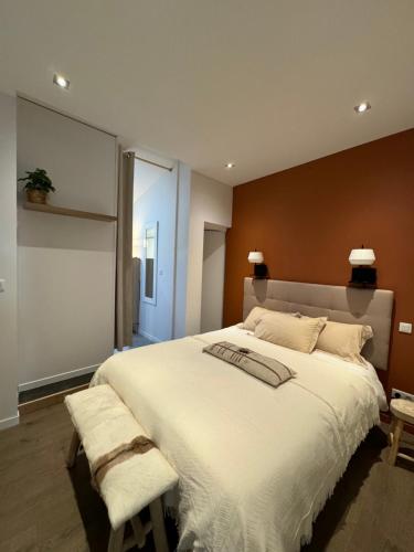 une chambre avec un grand lit blanc avec deux lampes dans l'établissement maison belle rade : l'amarre, à Dunkerque