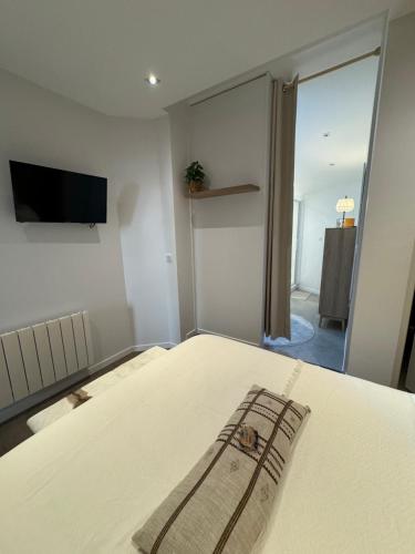 Un dormitorio con una cama con una toalla. en maison belle rade : l'amarre, en Dunkerque