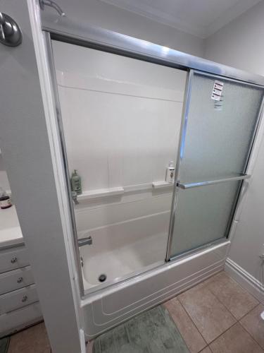 um chuveiro com uma porta de vidro na casa de banho em EdisonHollywood em Edison