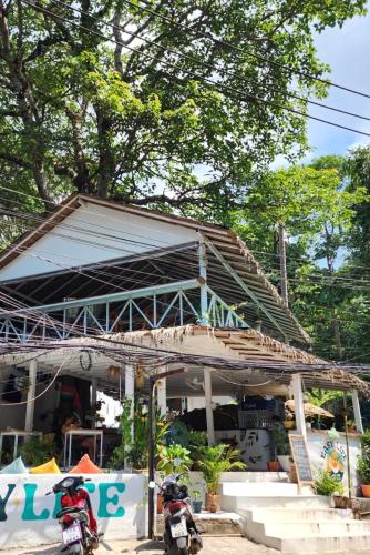 a building with two motorcycles parked in front of it at Easy Life Koh Chang in Ko Chang
