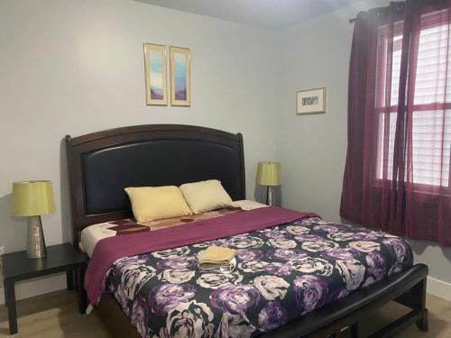 1 dormitorio con 1 cama con edredón morado en King Suite 8Mins to Newark Airport, en Newark