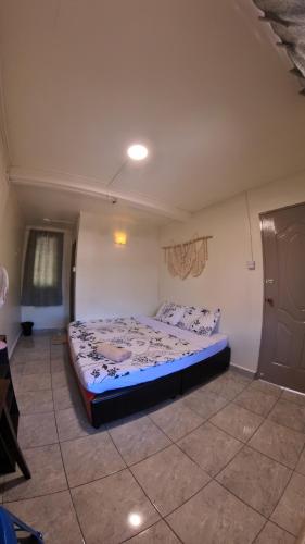 a bedroom with a bed in a room at Sinurambi 2 in Kundasang