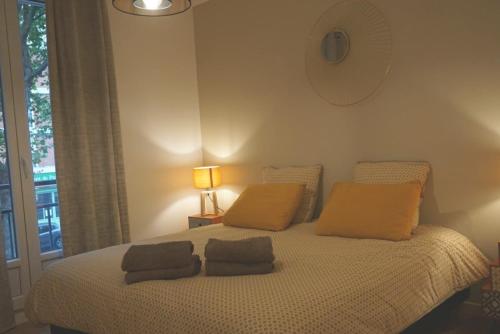 - une chambre avec un lit et 2 oreillers dans l'établissement Le Citadin 4 lits, au Havre
