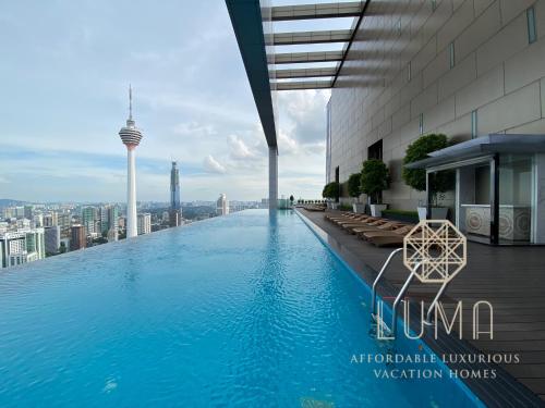 een zwembad op het dak van een gebouw bij The Platinum Kuala Lumpur by LUMA in Kuala Lumpur