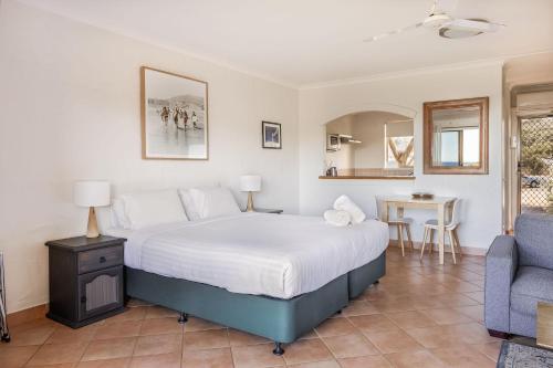 Katil atau katil-katil dalam bilik di Canal Rocks Beachfront Apartments