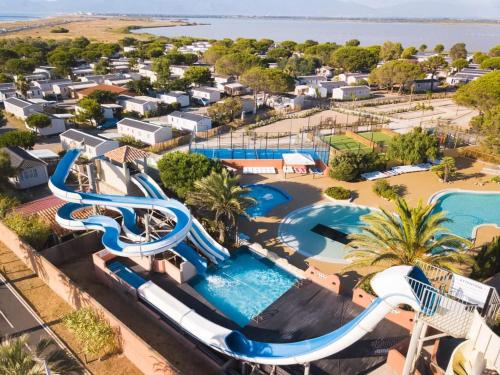 an aerial view of a water park at MOBILHOME SOLEIA NEUF 2023 MAR ESTANG SIBLU VILLAGE Canet-en-Roussillon in Canet-en-Roussillon