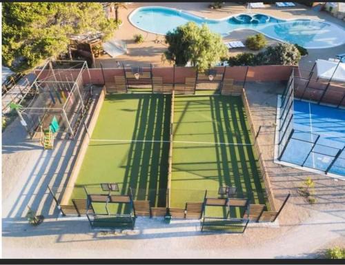 an overhead view of a tennis court and a pool at MOBILHOME SOLEIA NEUF 2023 MAR ESTANG SIBLU VILLAGE Canet-en-Roussillon in Canet-en-Roussillon