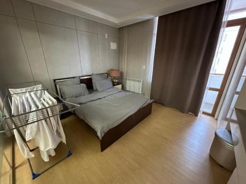 een kleine slaapkamer met een bed en een raam bij Хайвилл Астана in Promyshlennyy