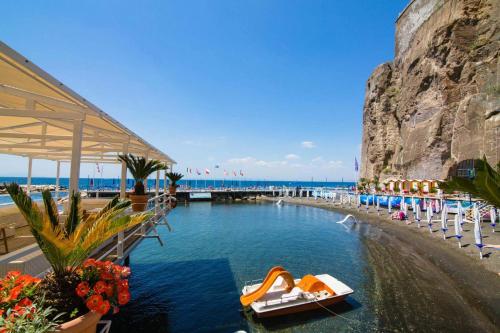 サンタニェッロにあるAmarea holiday home Sorrentoのリゾートの水上に小型ボート