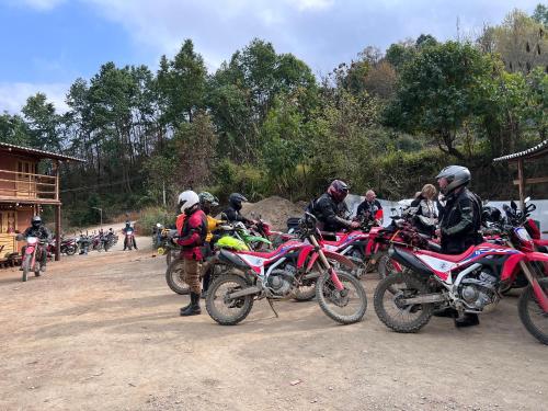 grupa ludzi jeżdżących motocyklami po polnej drodze w obiekcie Bao Lac Homestay Hostel & Coffee w mieście Bảo Lạc