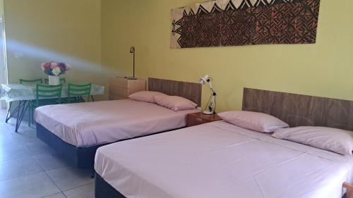Ένα ή περισσότερα κρεβάτια σε δωμάτιο στο Alec's Hotel