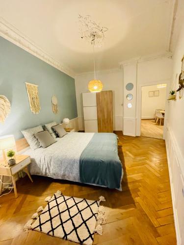 - une chambre avec un lit et une chambre avec une table dans l'établissement Le Charme de Colmar - Proche centre ville et gare - 8 personnes - arrivée autonome, à Colmar