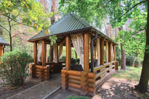 Un jardín fuera de ONOVO Dendra Hotel