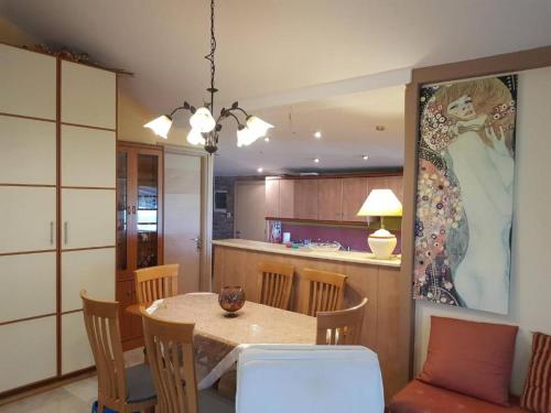Un comedor y una cocina con mesa y sillas. en Farma Tsalta Olympus Larisa, en Pyrgetós