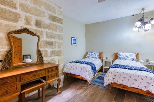 1 Schlafzimmer mit 2 Betten und einem Spiegel in der Unterkunft Rb42 - Charming & Historic House in Rabat