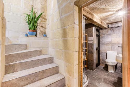 ein Bad mit einer Treppe und einem WC in einem Zimmer in der Unterkunft Rb42 - Charming & Historic House in Rabat