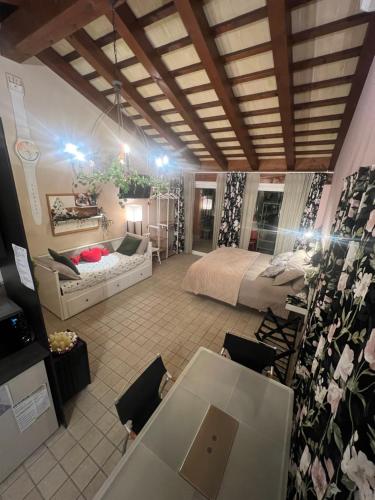 - une chambre avec un lit, une table et des chaises dans l'établissement B&B casa Belvedere, à Tezze sul Brenta