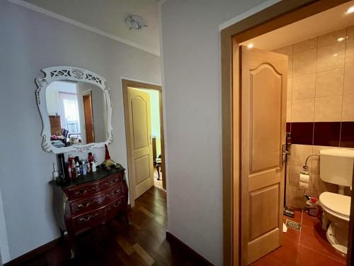 een badkamer met een wastafel en een spiegel aan de muur bij Lisa sea view in Petrovac na Moru