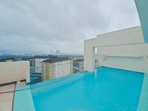 una piscina en la azotea de un edificio en Elevate at 902 - Cityscape Tower Condominium - with Netflix, Near SM, Ayala, IT Park, en Mandaue