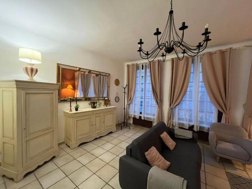 a living room with a couch and a mirror at L'évasion arrageoise 58 m² in Arras